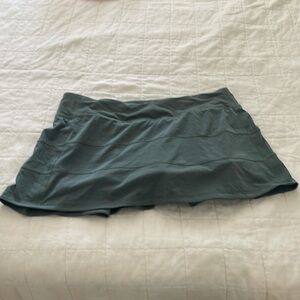 Lululemon back pleated tennis skirt with shorts and back zip pocket